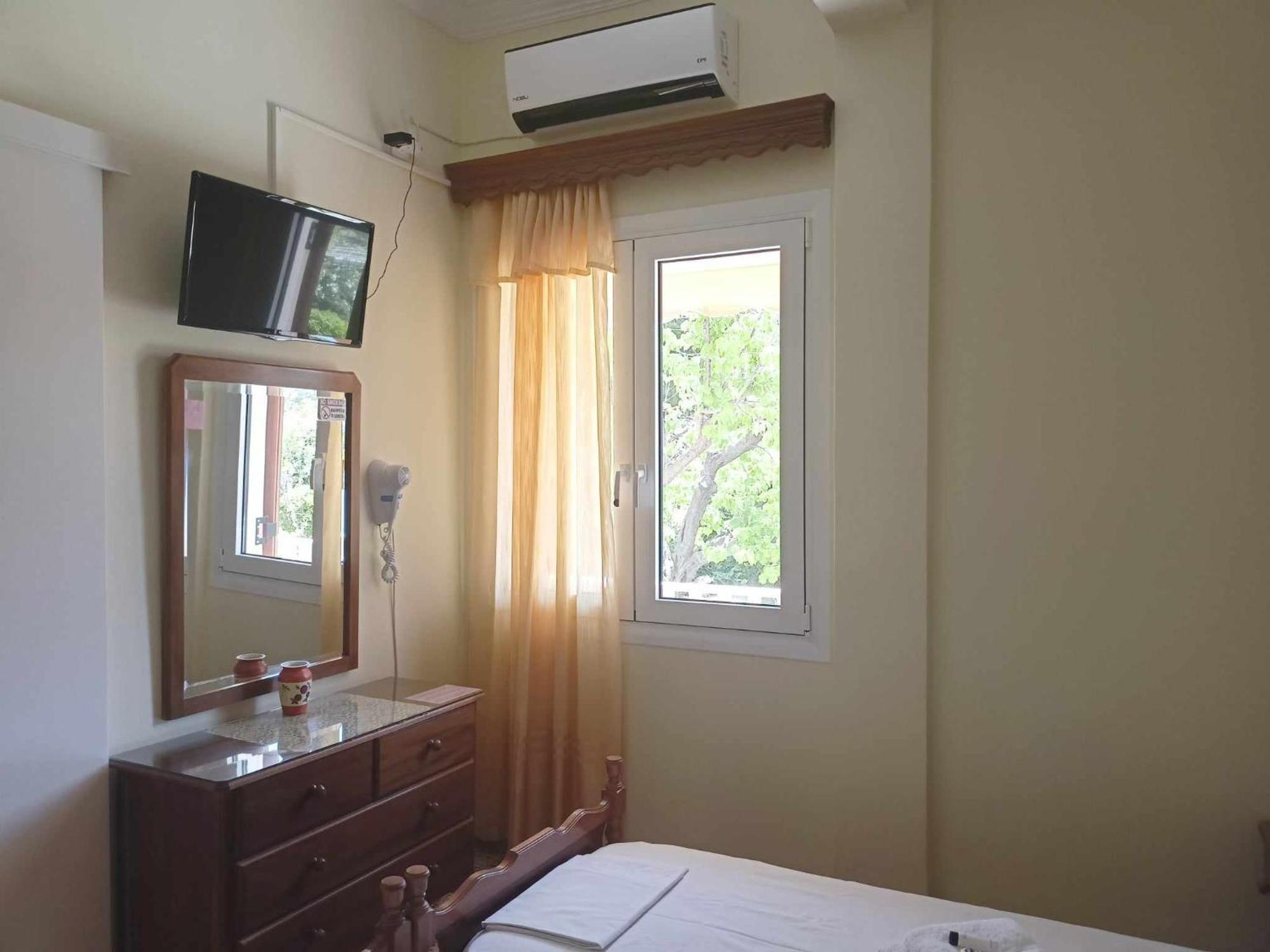 Finikas Rooms Agia Marina  Esterno foto