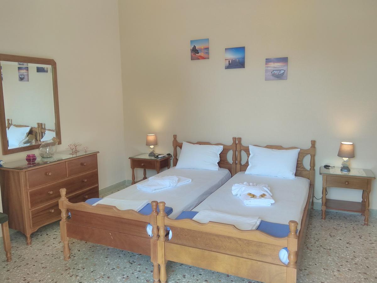 Finikas Rooms Agia Marina  Esterno foto